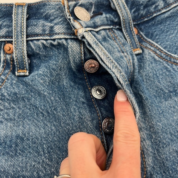 Women’s Levi’s 501 Cut Off Blue Button Down Jean Shorts Size 24 - Picture 3 of 9